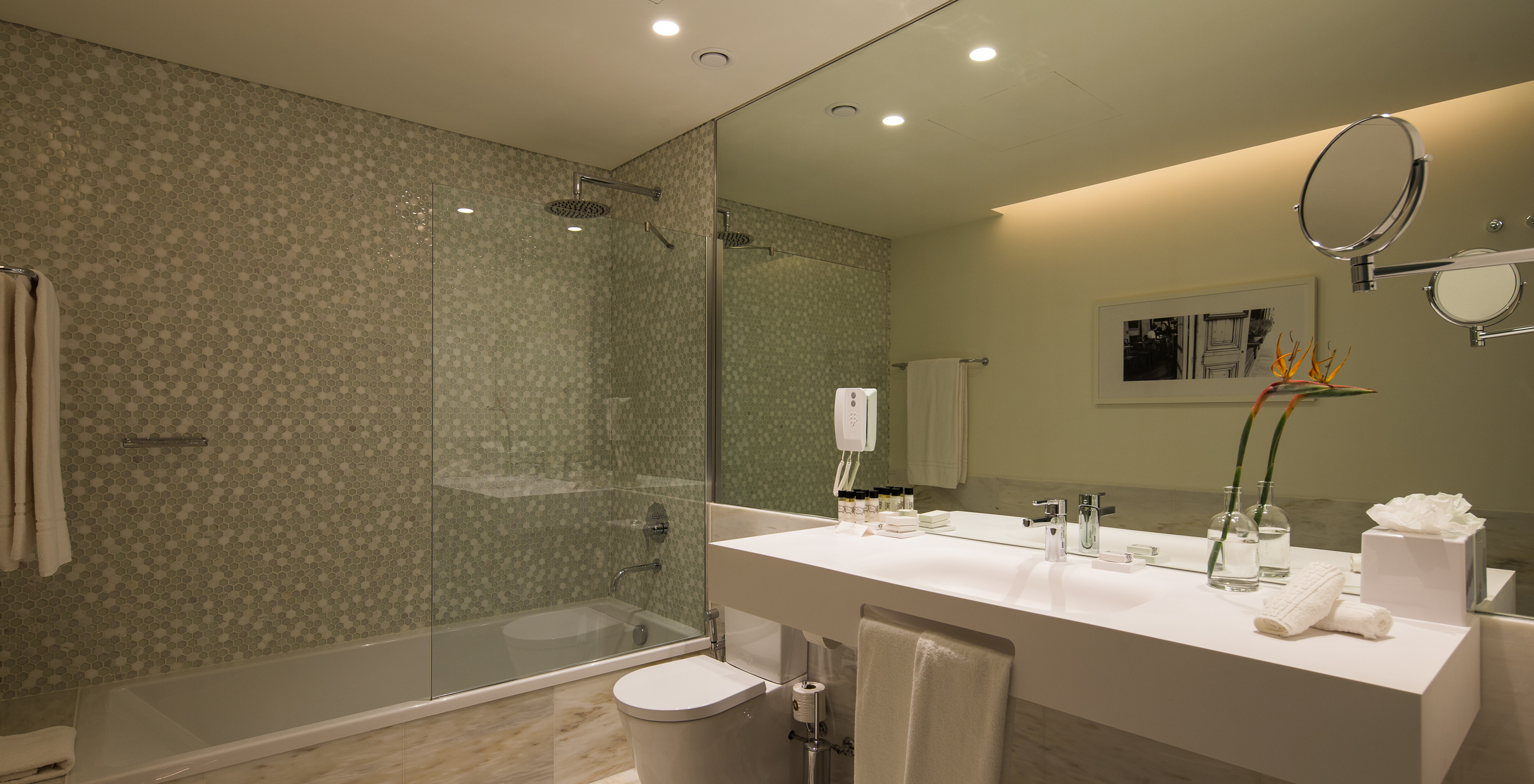 O Deluxe Superior Grand View do Pestana Porto - A Brasileira tem uma casa de banho com uma banheira e um lavatório grande