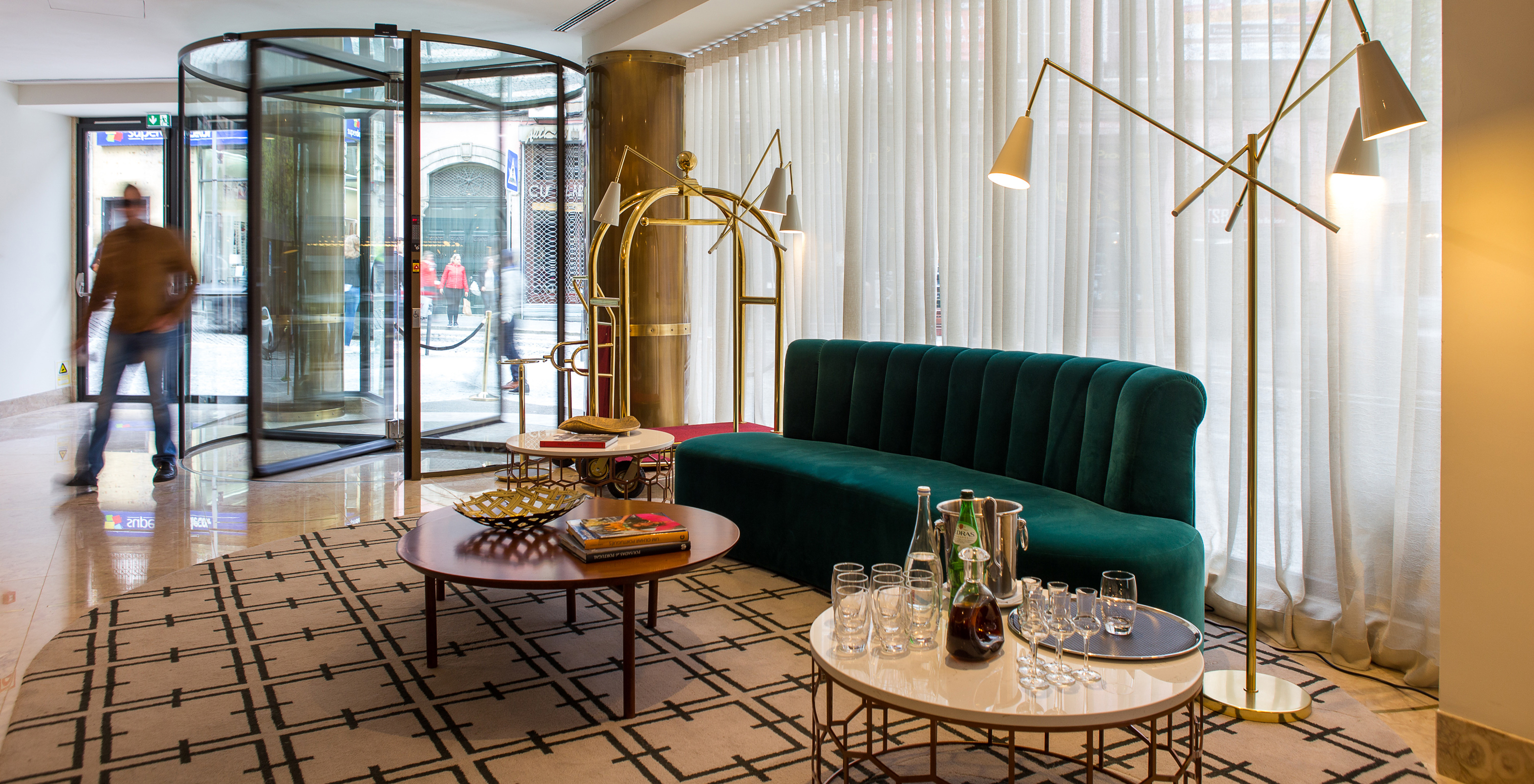 O Pestana Porto - A Brasileira, o hotel 5 estrelas na cidade do Porto, tem um lobby com sofá para os hóspedes relaxarem