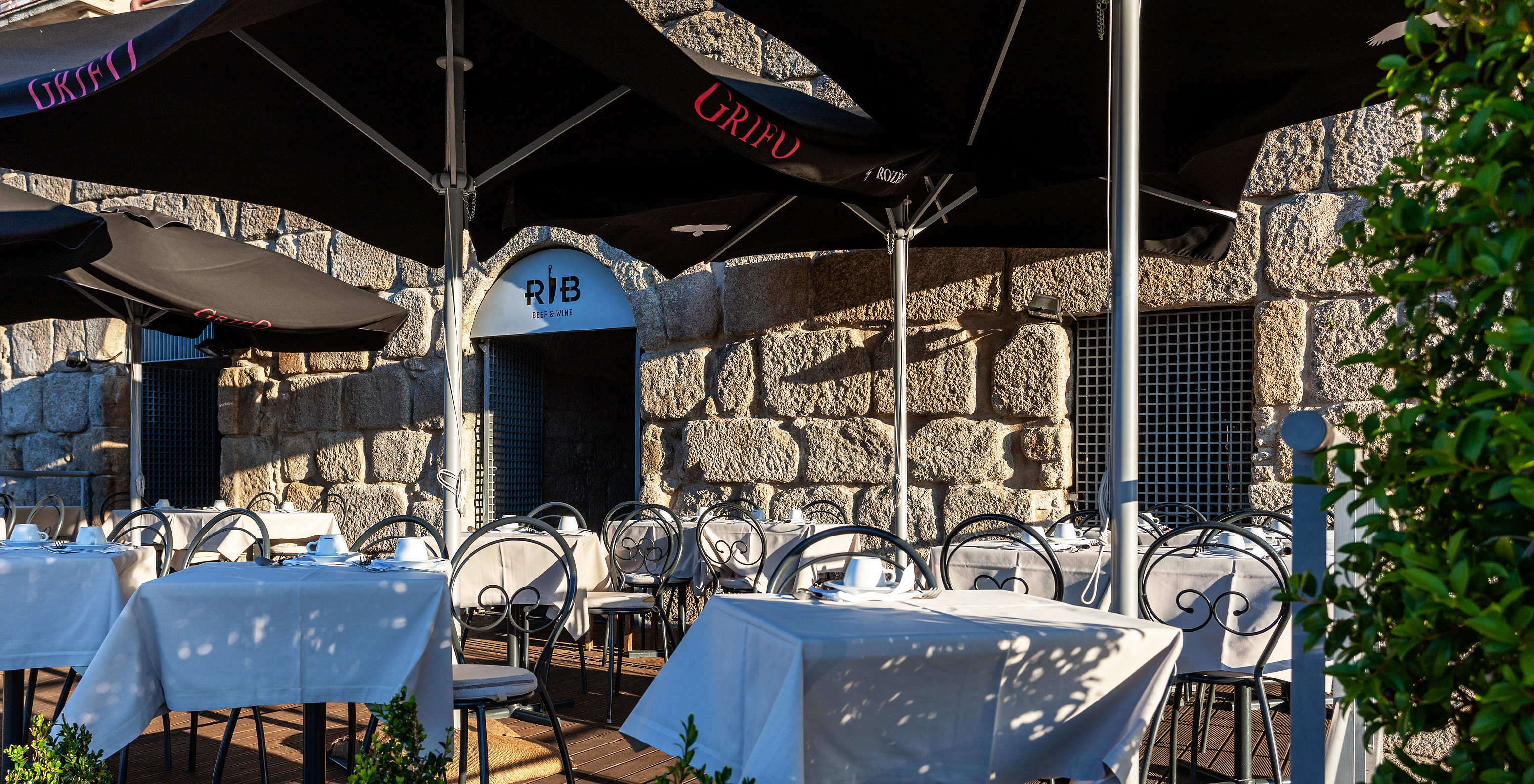 Esplanada exterior do restaurante do Pestana Vintage Porto, um Hotel na Praça da Ribeira, no Porto