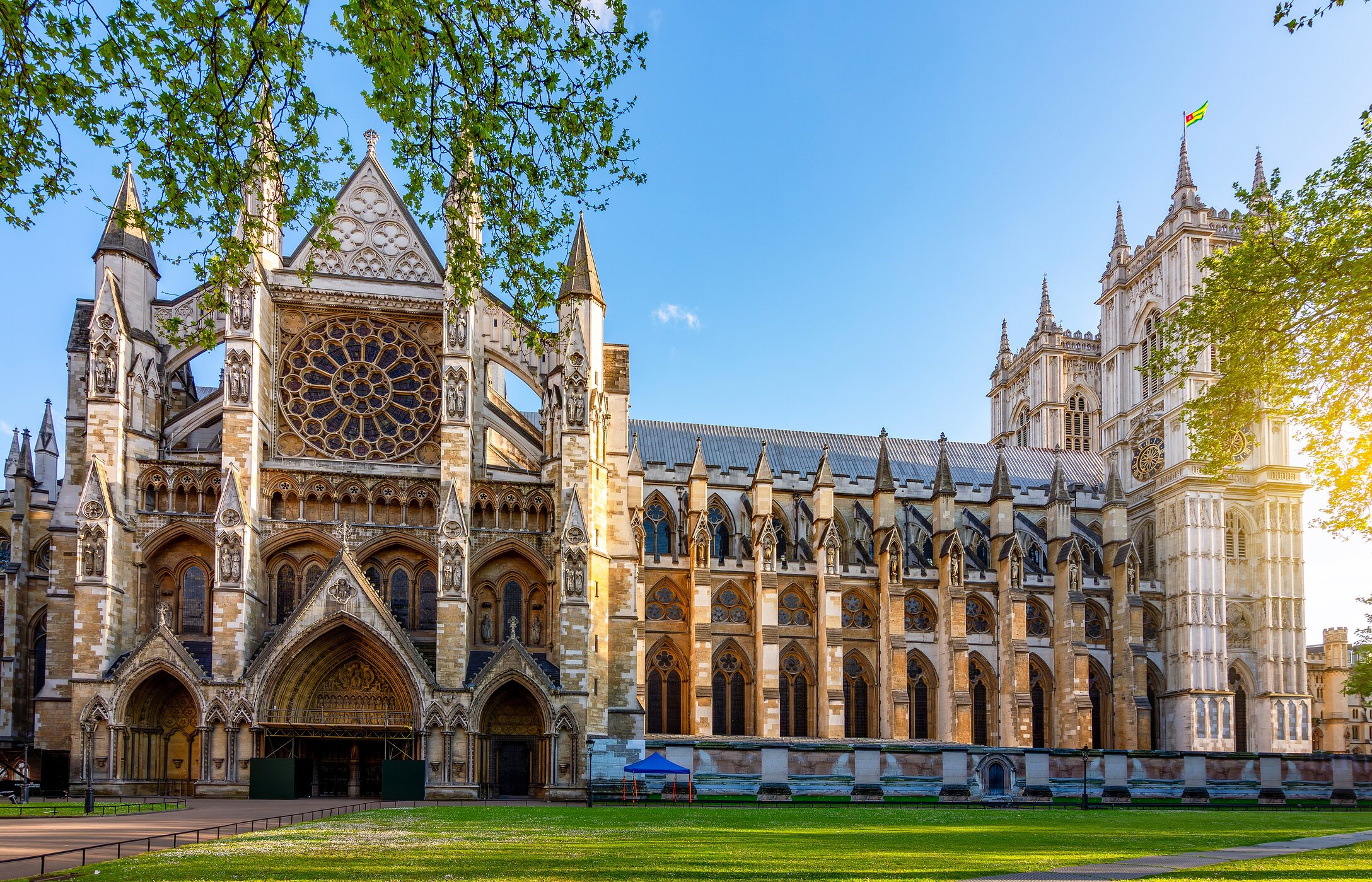 Fachada do Westminster Abbey em Londres, com os seus arcos góticos, vitral circular e torres pontiagudas