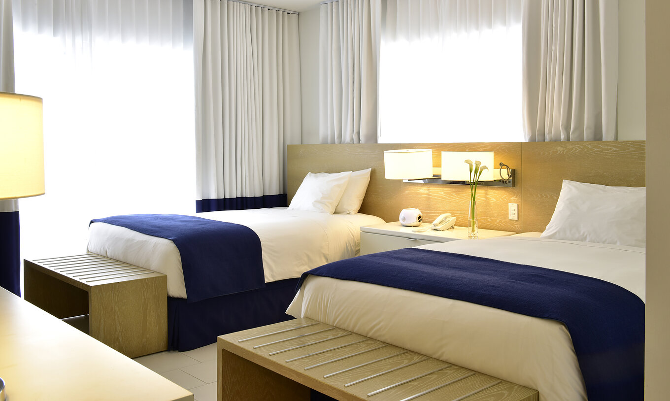 O Clássico Duplo - Para Pessoas com Mobilidade Reduzida do Pestana Miami South Beach conta com duas camas de solteiro, mesa de cabeceira com candeeiro