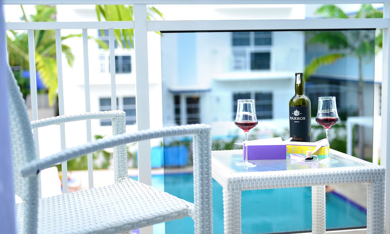 O Superior Duplo com Varanda do Pestana Miami South Beach tem varanda com vista para piscina e palmeiras