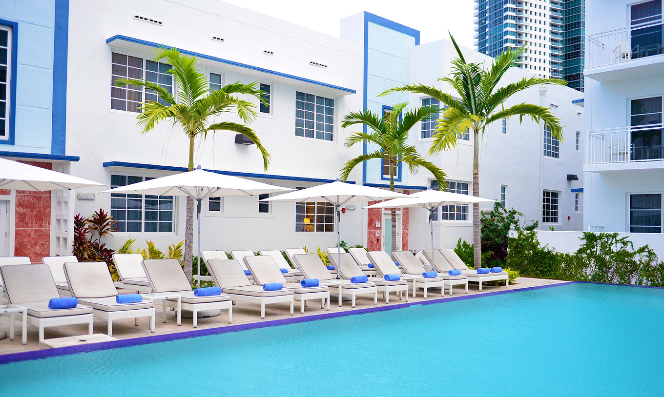 O Superior King, Vista para a piscina do Pestana Miami South Beach é uma piscina moderna com espreguiçadeiras brancas