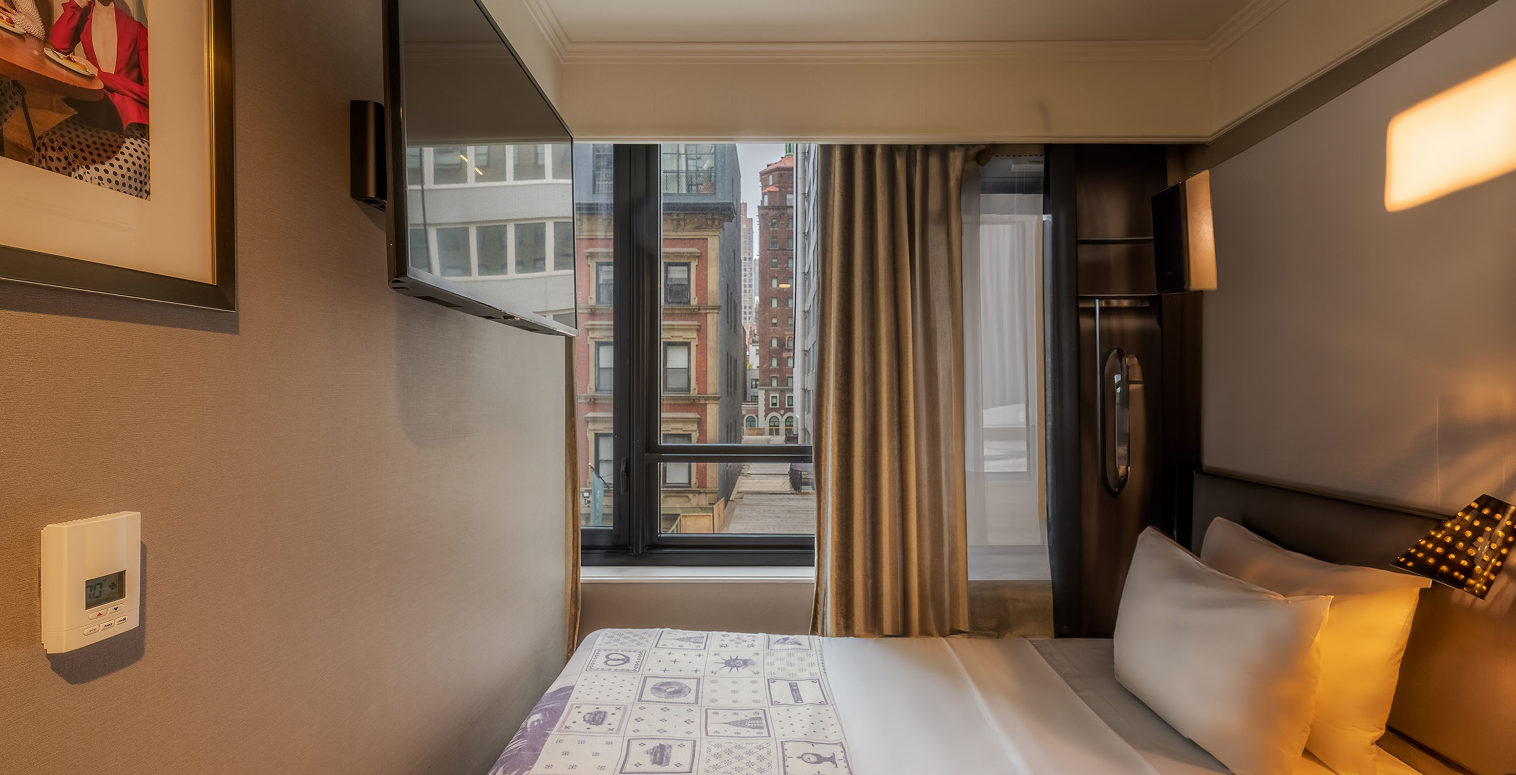 O Cabin - ADA do Pestana Park Avenue tem uma cama de casal junto à janela e uma televisão na parede