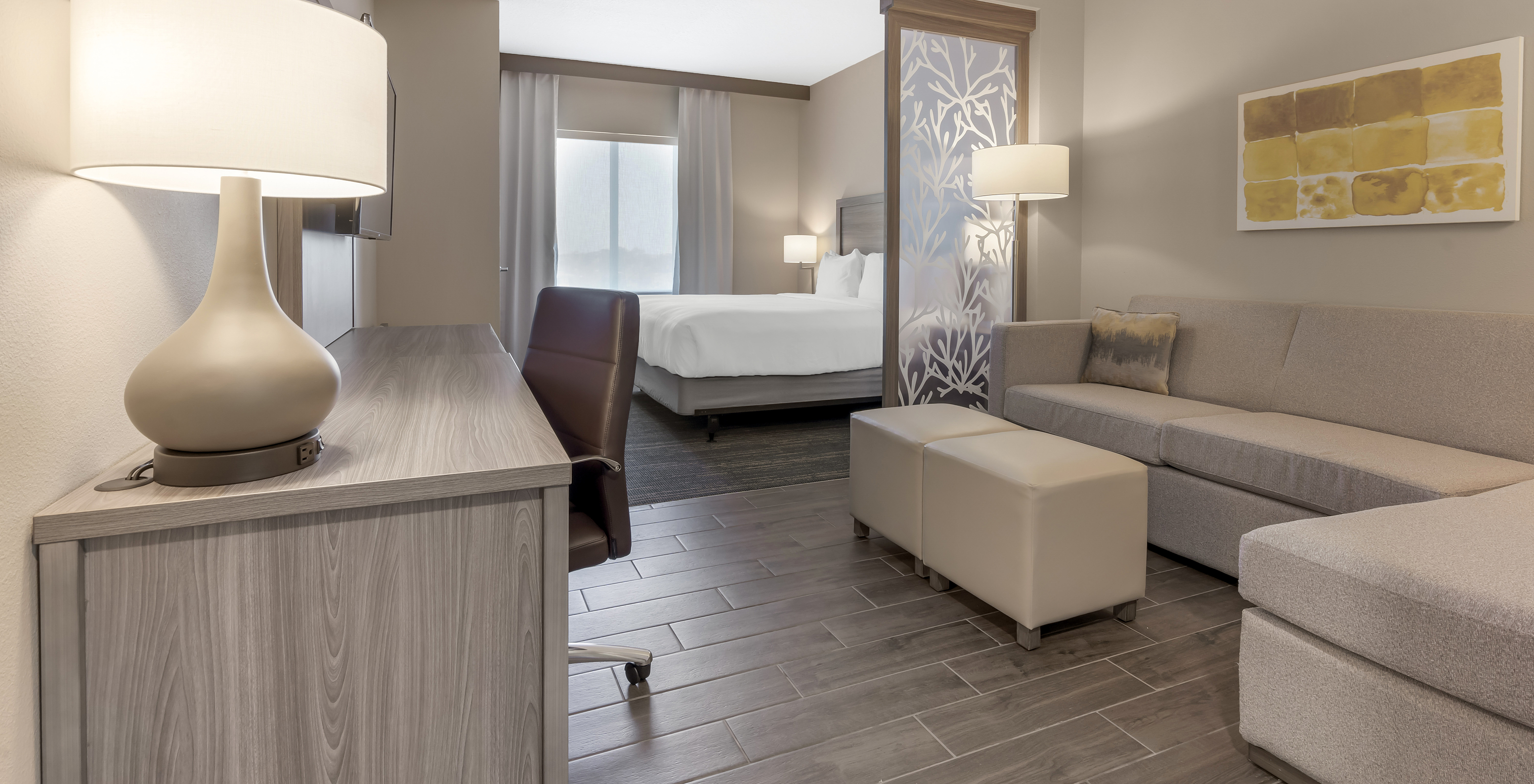 A Suite King Master do Pestana Orlando Suites Lake Buena Vista conta com cama de casal, secretária, sofá e candeeiro