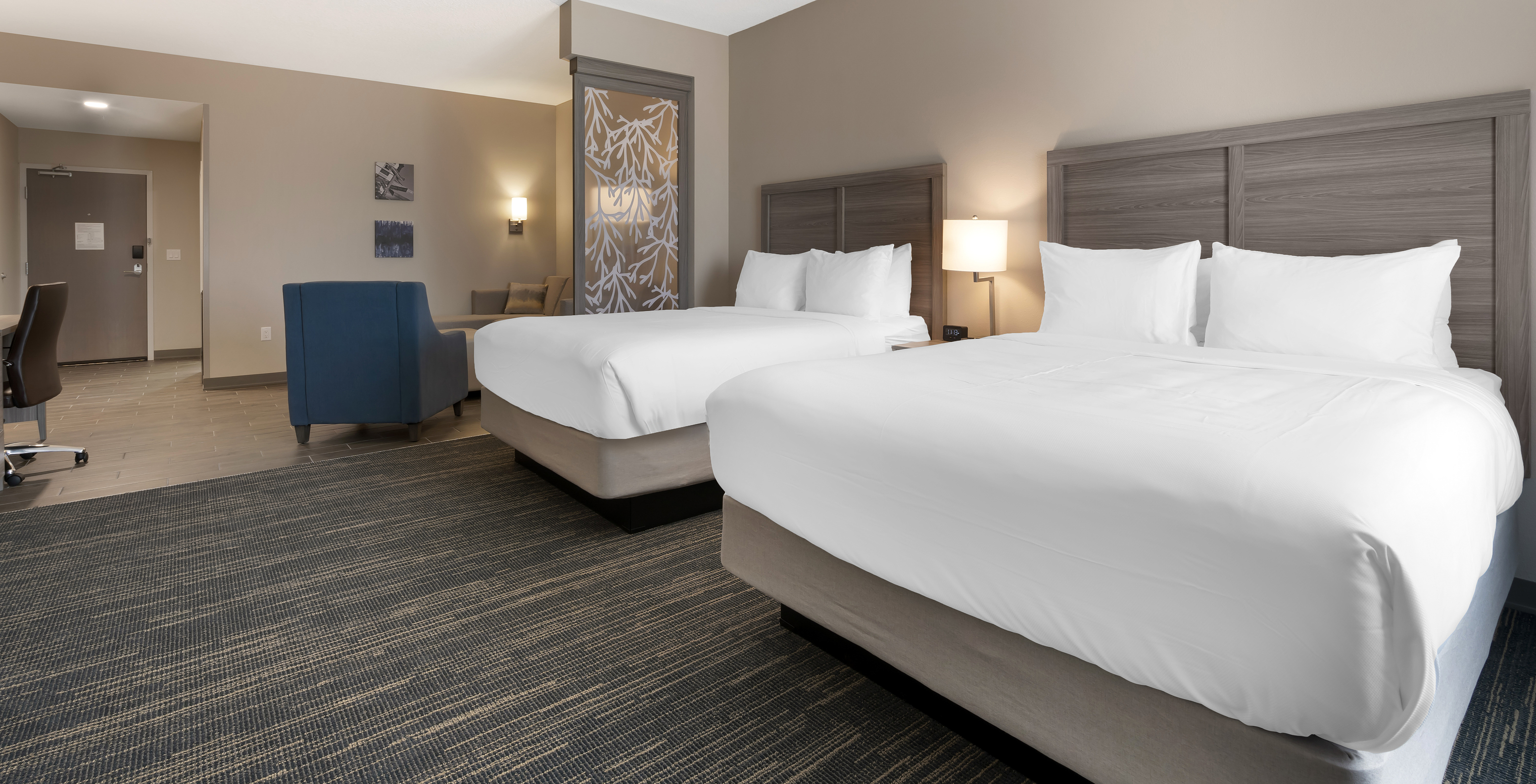 A Suite Master Duplo Queen do Pestana Orlando Suites Lake Buena Vista tem duas camas de casal e um cadeirão