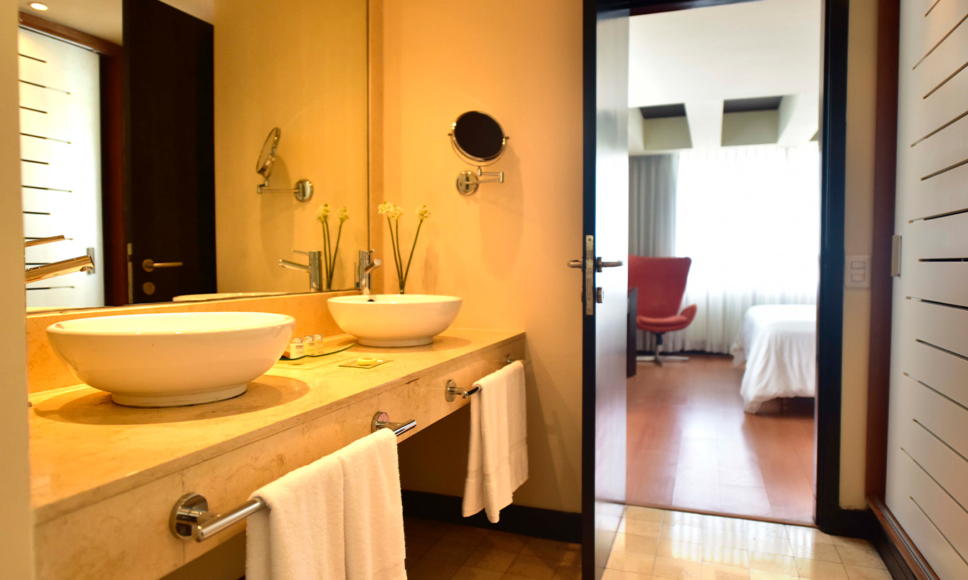 A Suite Presidencial do Pestana Caracas tem uma casa de banho com dois lavatórios, espelho e espelho de aumento