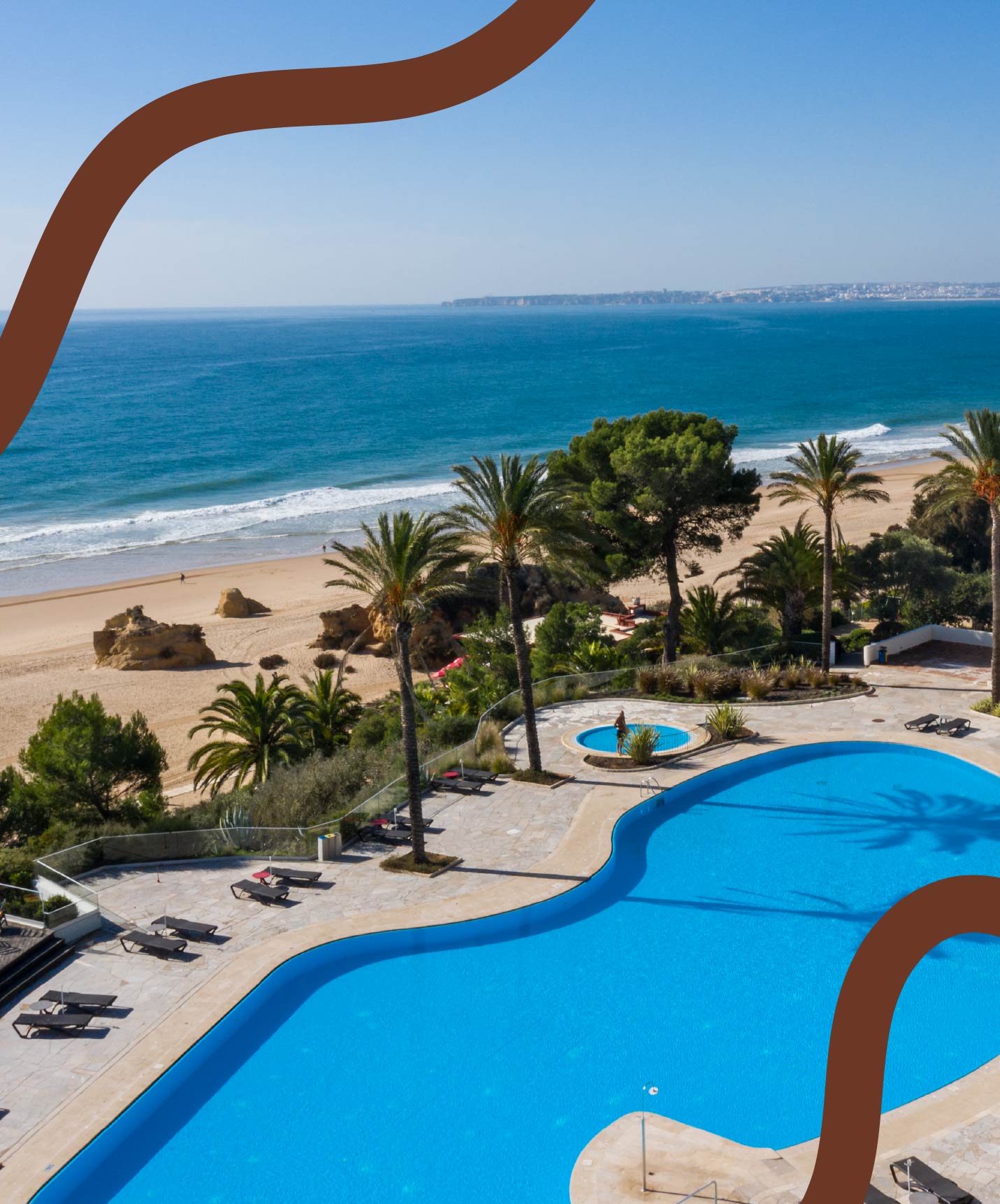 Descubra os benefícios de membro Silver do Pestana Guest Club, e desfrute de férias na piscina com vista para a praia