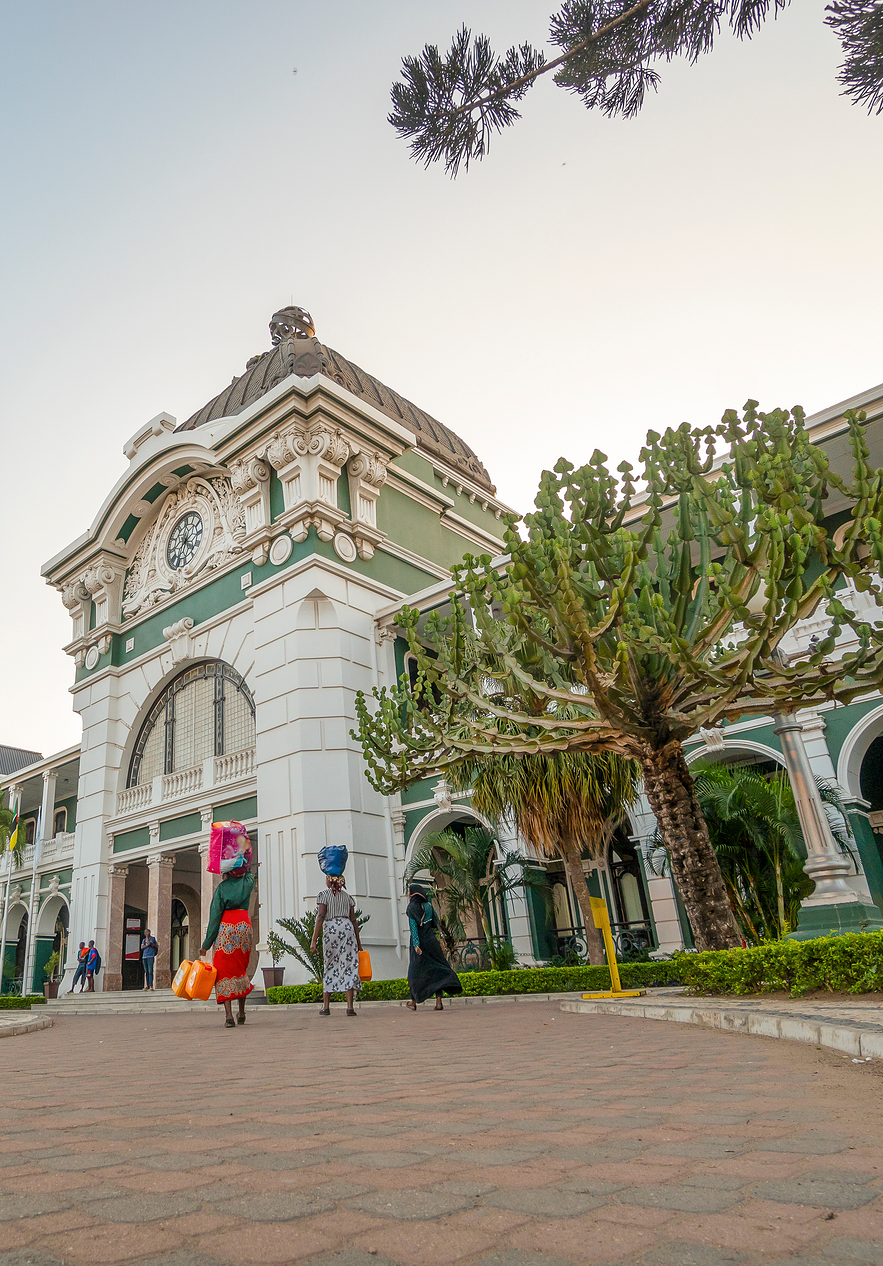 Menschen gehen zur Station von Maputo, einem historischen Wahrzeichen mit klassischer Architektur und ornamentalen Details