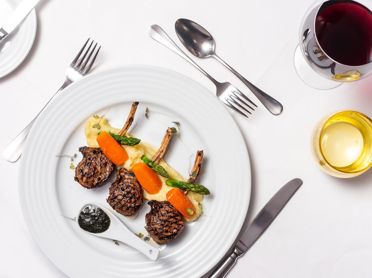 Das Restaurant Vale da Pinta im 4-Sterne-Hotel für Familien im Algarve serviert Fleischgerichte wie Lamm mit Püree