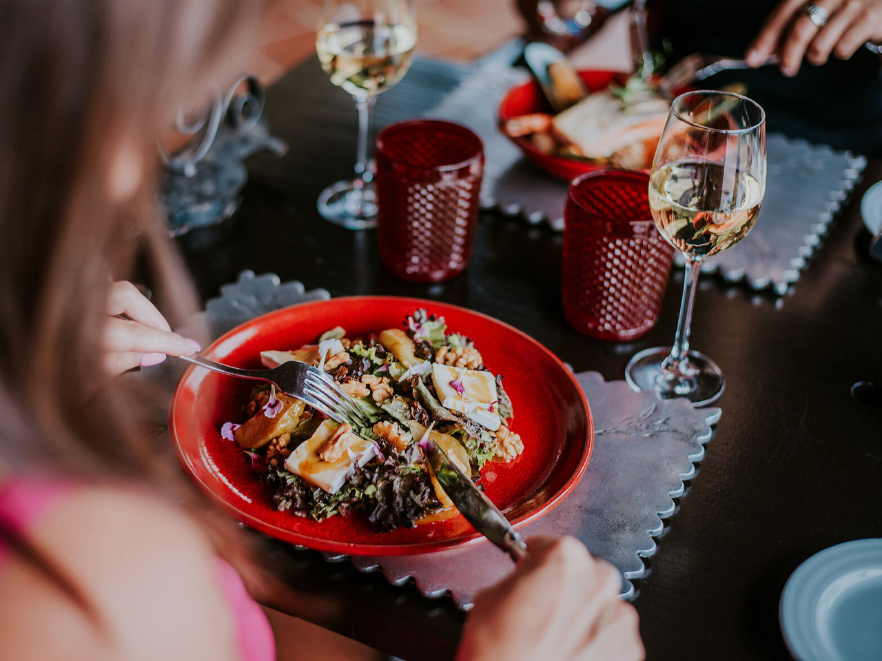 Das Restaurant Fairway im 4-Sterne-Hotel für Familien im Algarve serviert Gerichte wie Salat mit Ziegenkäse