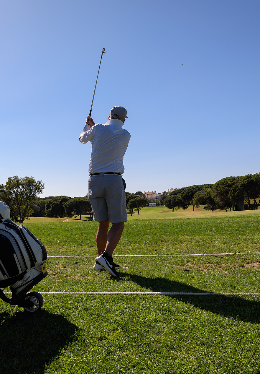 Mann macht einen Schlag auf dem Golfplatz im Pestana Vila Sol - Vilamoura, Hotel mit Golf und Spa in der Algarve