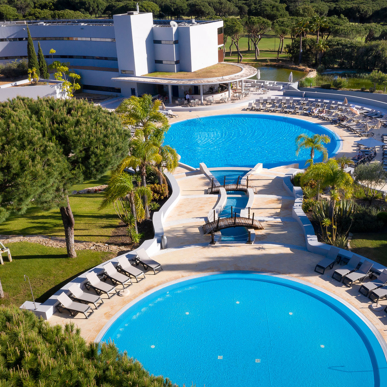 Außenpools im Pestana Vila Sol, einem 5-Sterne-Hotel in Vilamoura, mit Liegen zum Entspannen