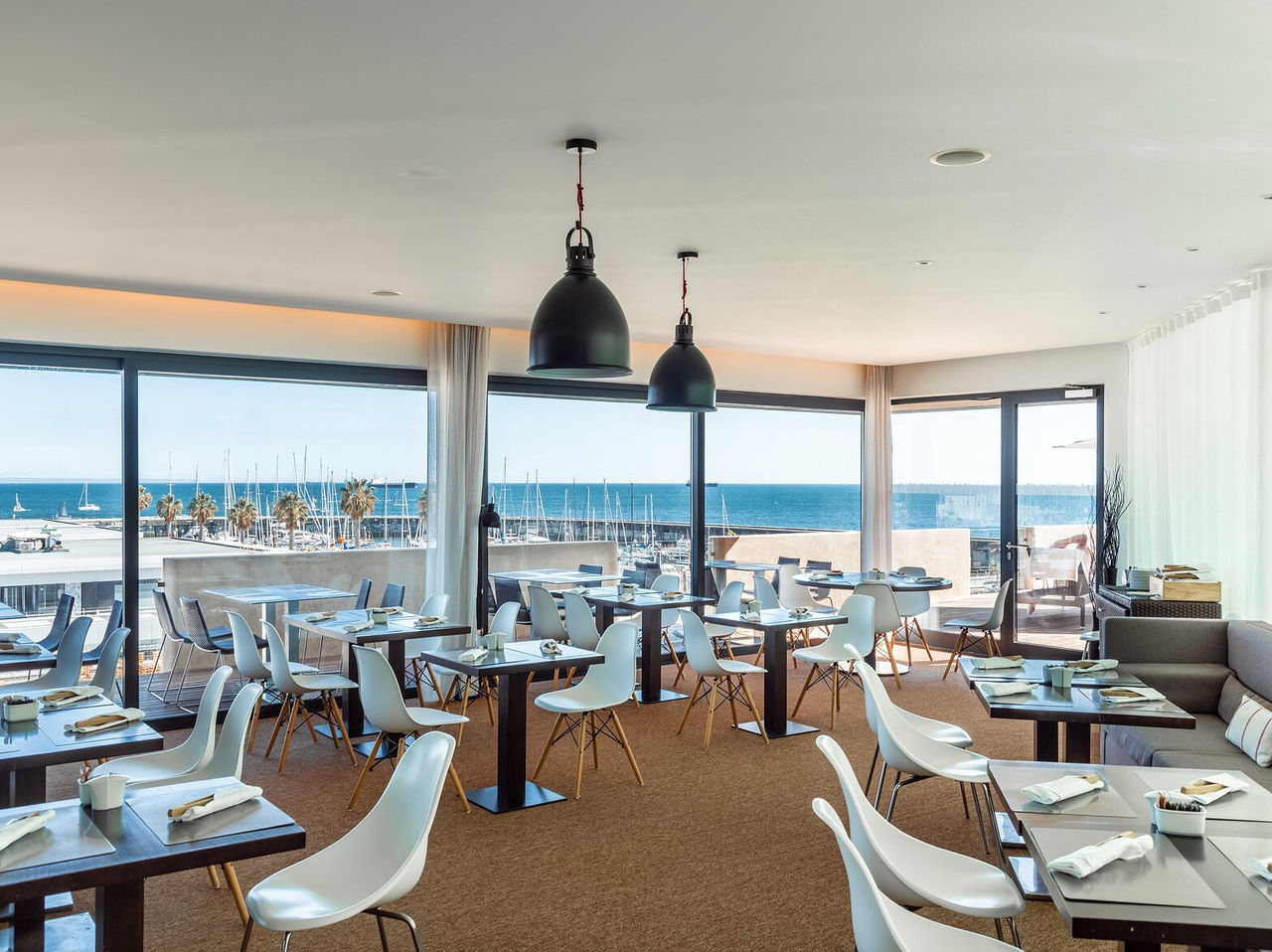 Restaurant Maris Stella im 5-Sterne-Hotel in Cascais hat viele Tische, Stühle und Blick auf den Jachthafen von Cascais