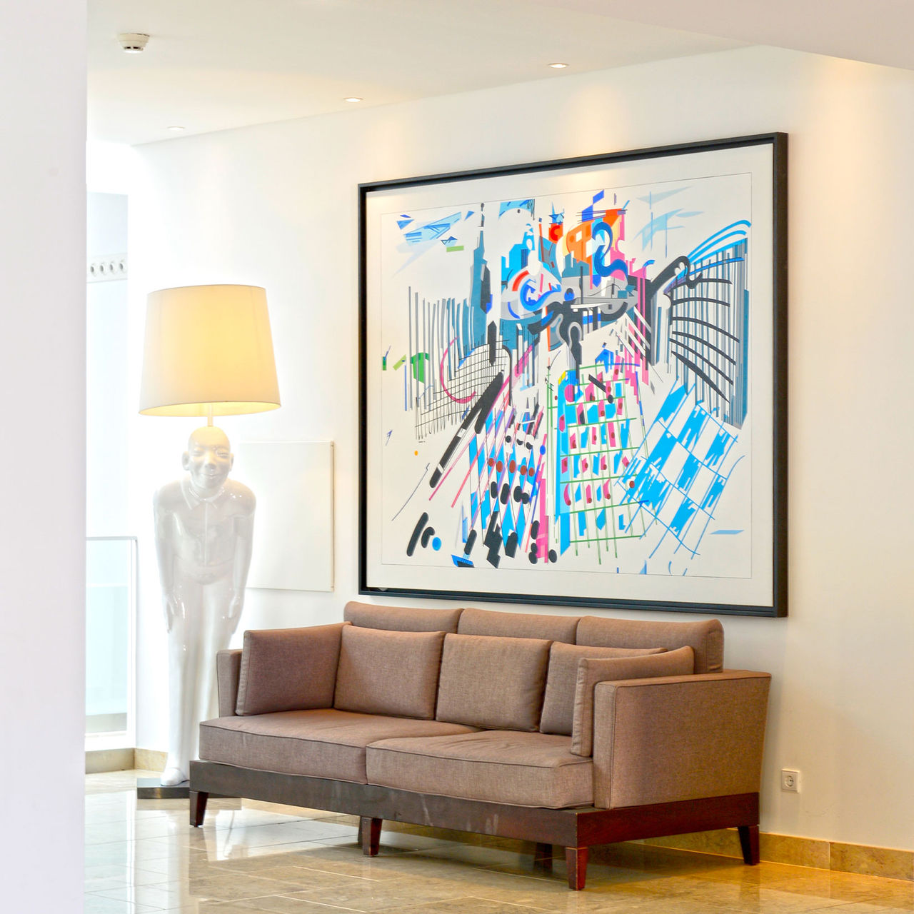 Hotel-Lobby mit Spa und Pool, natürlichem Licht und moderner Dekoration, mit farbenfrohem Gemälde