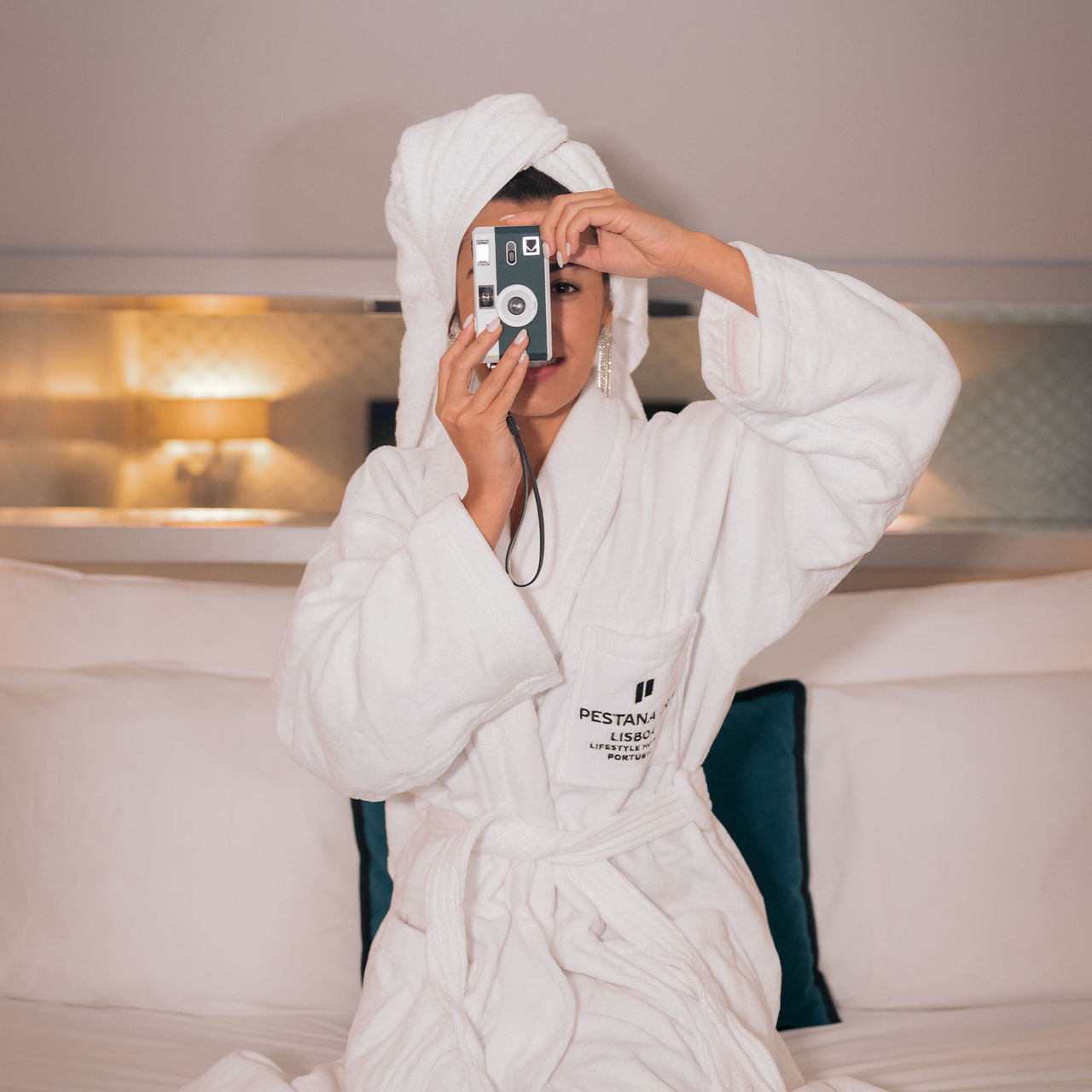 Mädchen fotografiert mit Digitalkamera in einem Zimmer des Pestana CR7 Lisboa