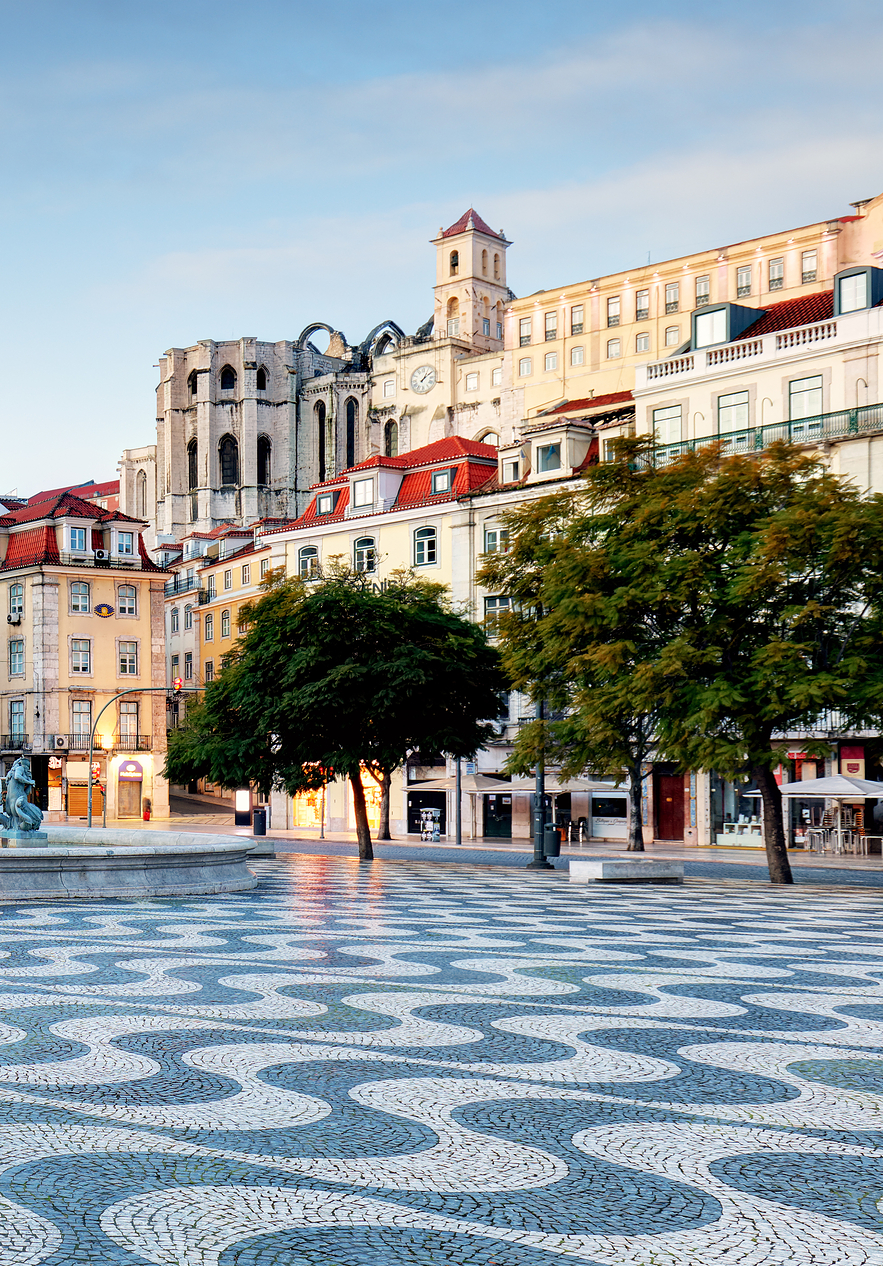 Blick auf den Rossio-Platz, einem zentralen Brunnen mit Statuen und umliegenden Gebäuden