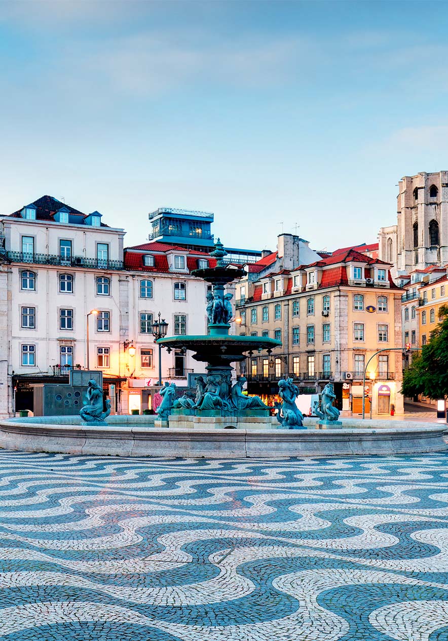 Auf dem Hauptplatz im Zentrum von Lissabon, Praça do Rossio, können Sie das Herz der Stadt entdecken