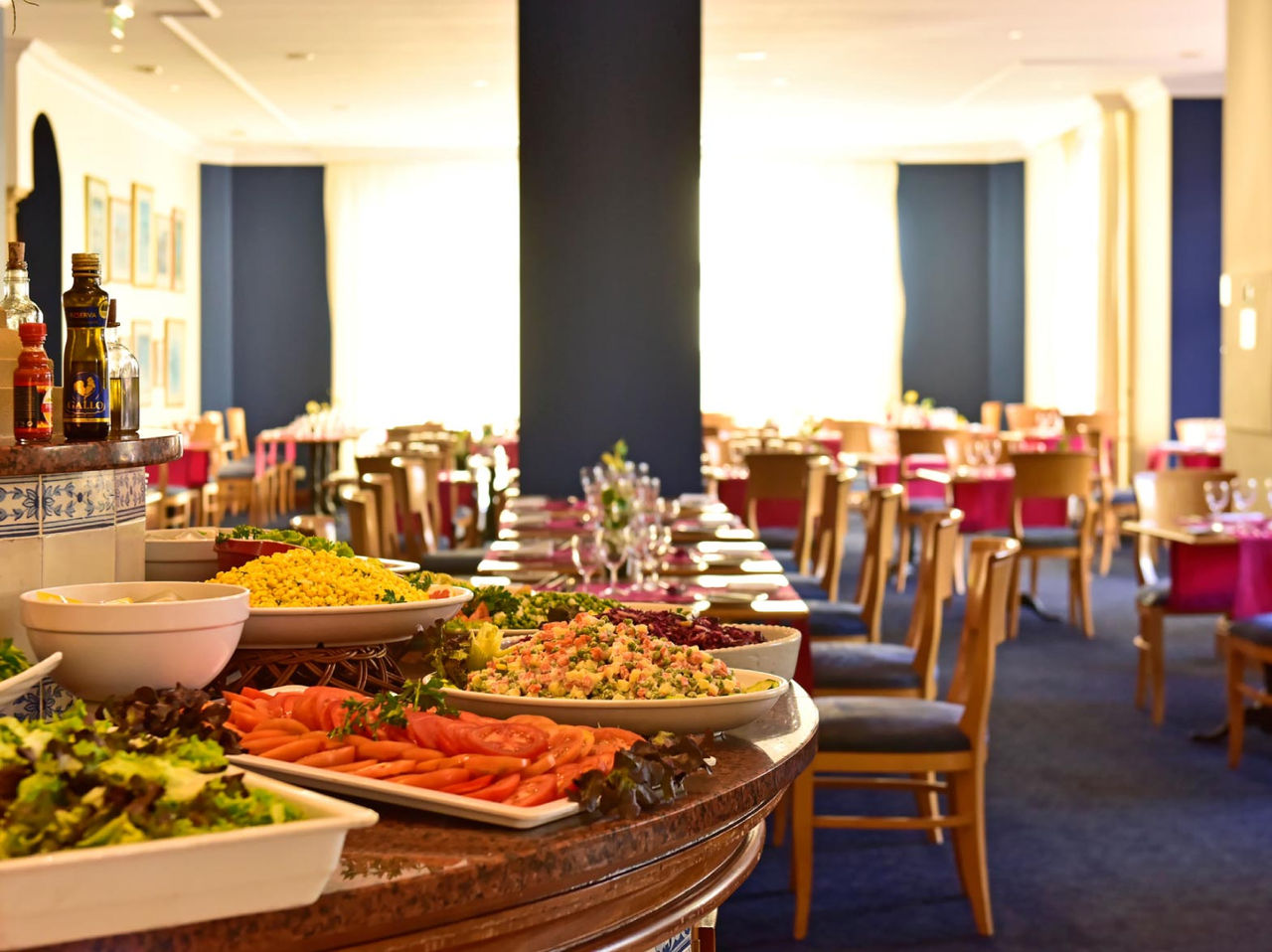 Das Restaurant A Vila, im Hotel de Charme auf Madeira hat Frühstück mit einem Obstbuffet und Tischen