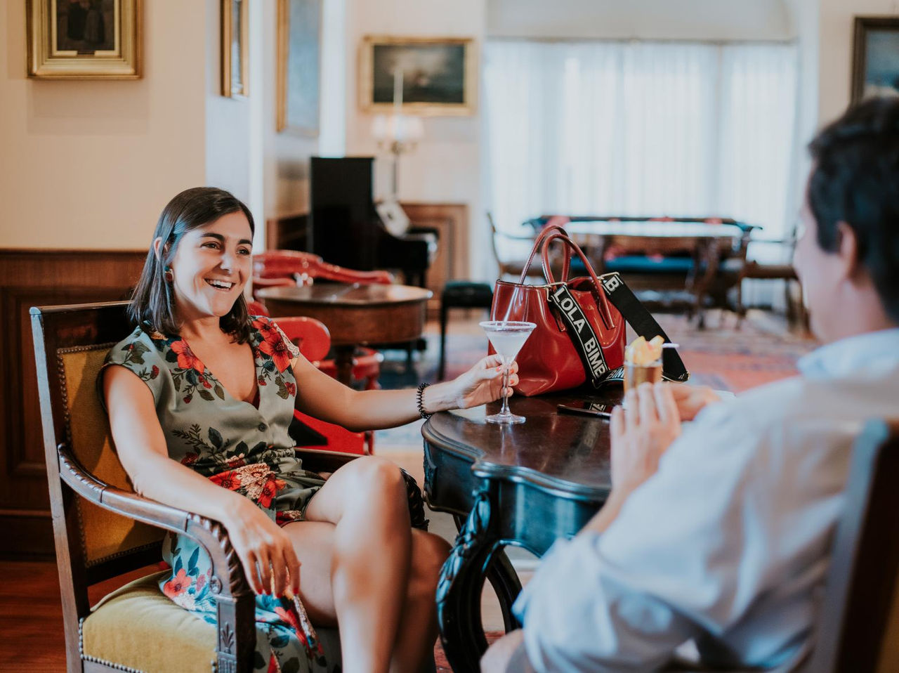 Die Cocktailbar im romantischen Hotel in Funchal, Madeira, hat einen Tisch zum Plaudern bei einem Drink