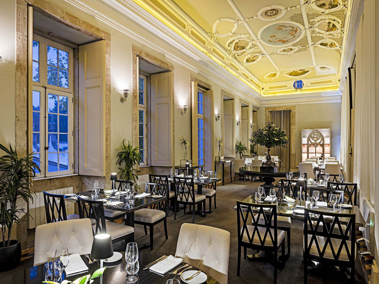 Die Palatium Bar des 5-Sterne-Hotels in Porto, ein Nationaldenkmal, hat gepolsterte Stühle und eine bemalte Decke