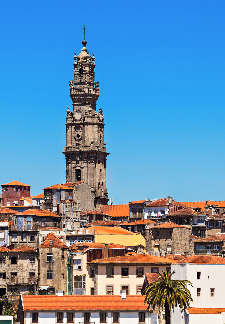 Der Torre dos Clérigos in Porto bietet einen atemberaubenden Blick über die Stadt, ein ikonisches historisches Wahrzeichen