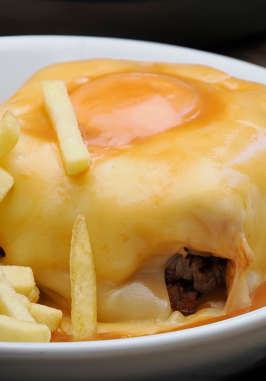 Die Francesinha ist ein typisches Gericht aus Porto mit verschiedenen Fleischsorten, Wurst, Käse und spezieller Soße