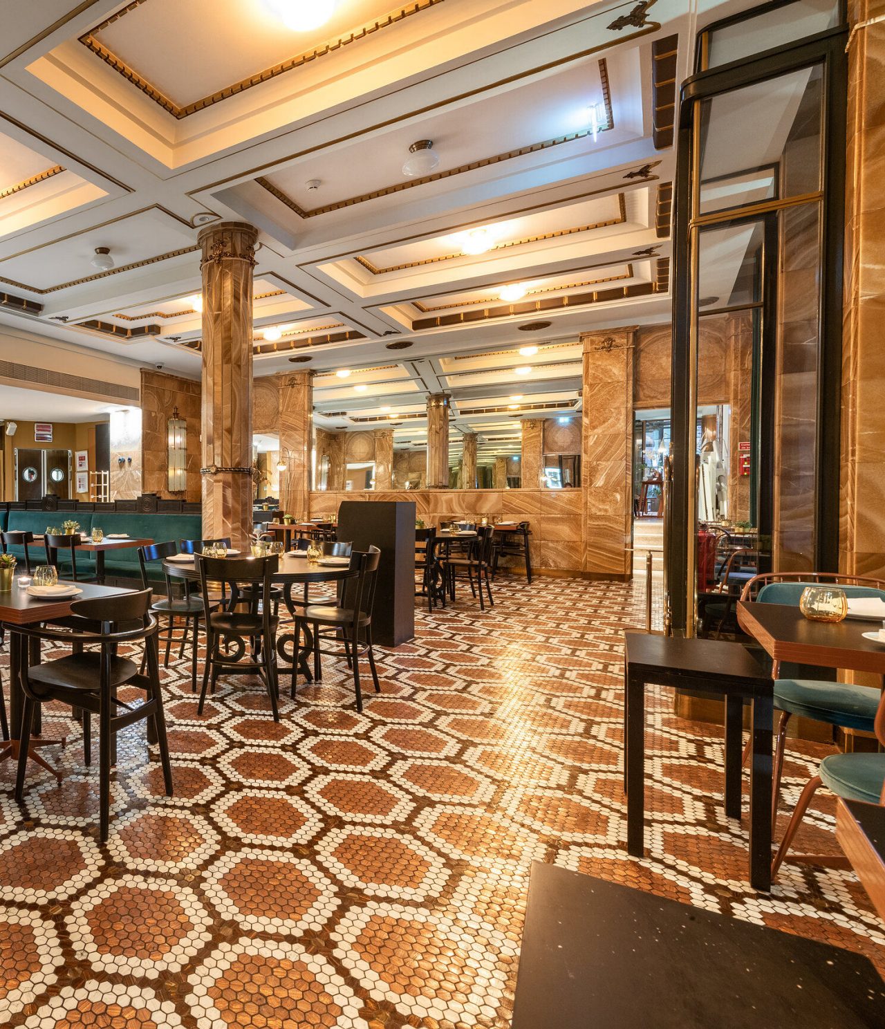 Das Restaurant A Brasileira im 5-Sterne-Hotel im Zentrum von Porto hat eine moderne und elegante Dekoration