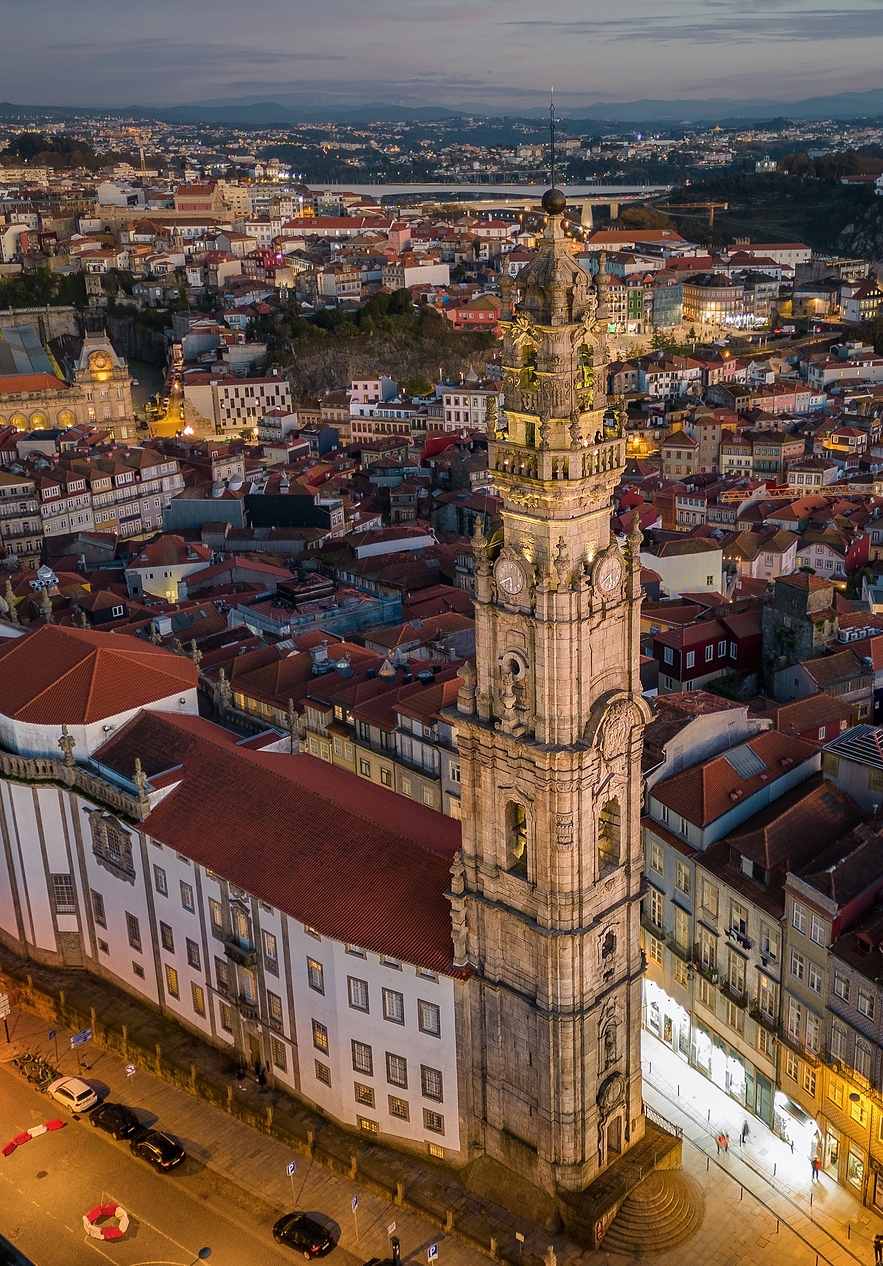 Übernachten Sie im Pestana Vintage Porto und besuchen Sie den ikonischen Torre dos Clérigos mit Blick auf die ganze Stadt