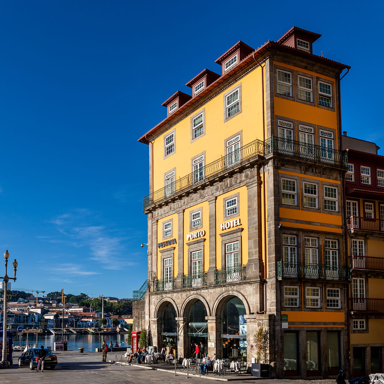 Gelbes Gebäude des Pestana Vintage Porto, einem 5-Sterne-Hotel im Stadtzentrum am Fluss