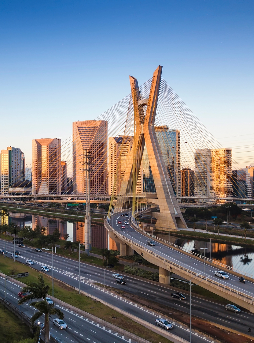 Stadtlandschaft von São Paulo mit der Estaiada-Brücke, die den Pinheiros-Fluss unter einem blauen Himmel überquert