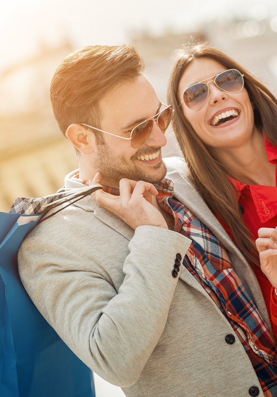 Lächelndes Paar beim Einkaufen in der Rua Oscar Freire, einer Straße mit Luxusgeschäften und eleganten Boutiquen in São Paulo