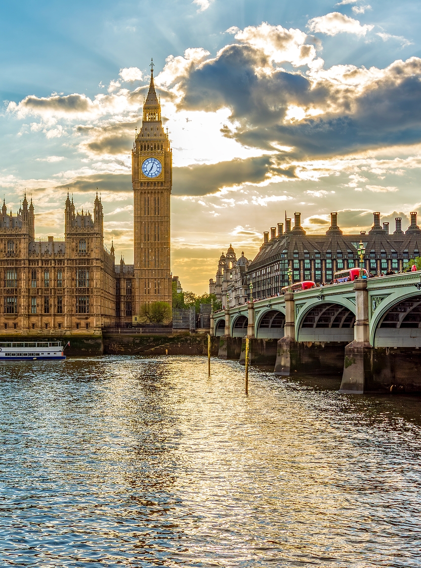 Panoramic view of the Palace of Westminster, in London, next to the iconic Big Ben, with the River Thames in the foreground