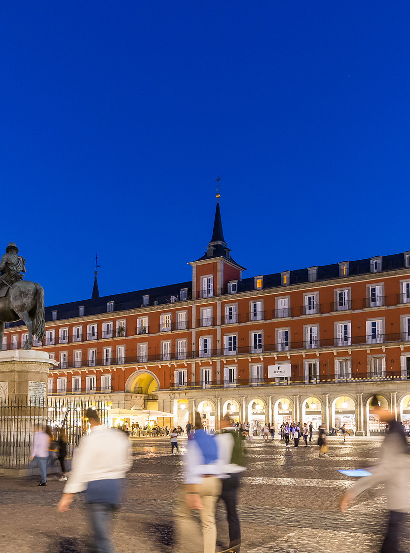 Plaza Mayor, en el centro histórico de Madrid, por la noche, con muchos turistas caminando más acerca del Pestana Plaza Mayor