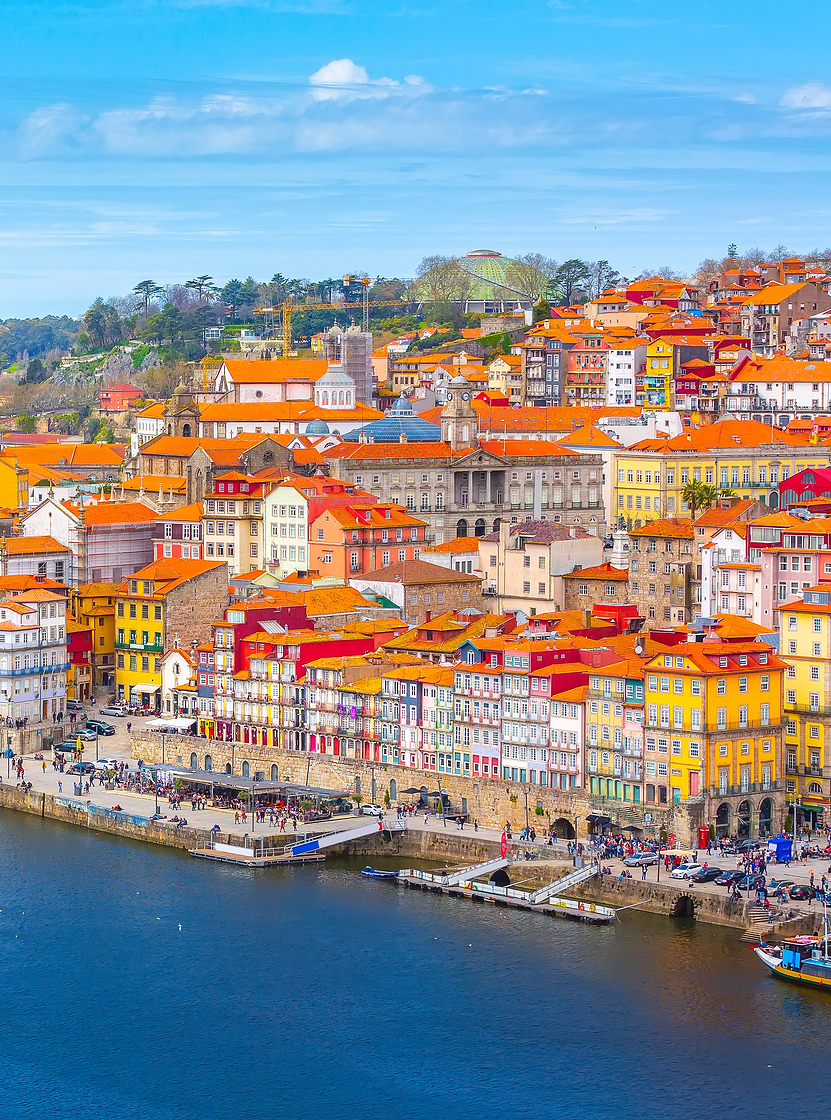 Personas disfrutando de la vista de Ribeiro do Porto, un lugar histórico y turístico sobre el río Duero y Puente Dom Luís I