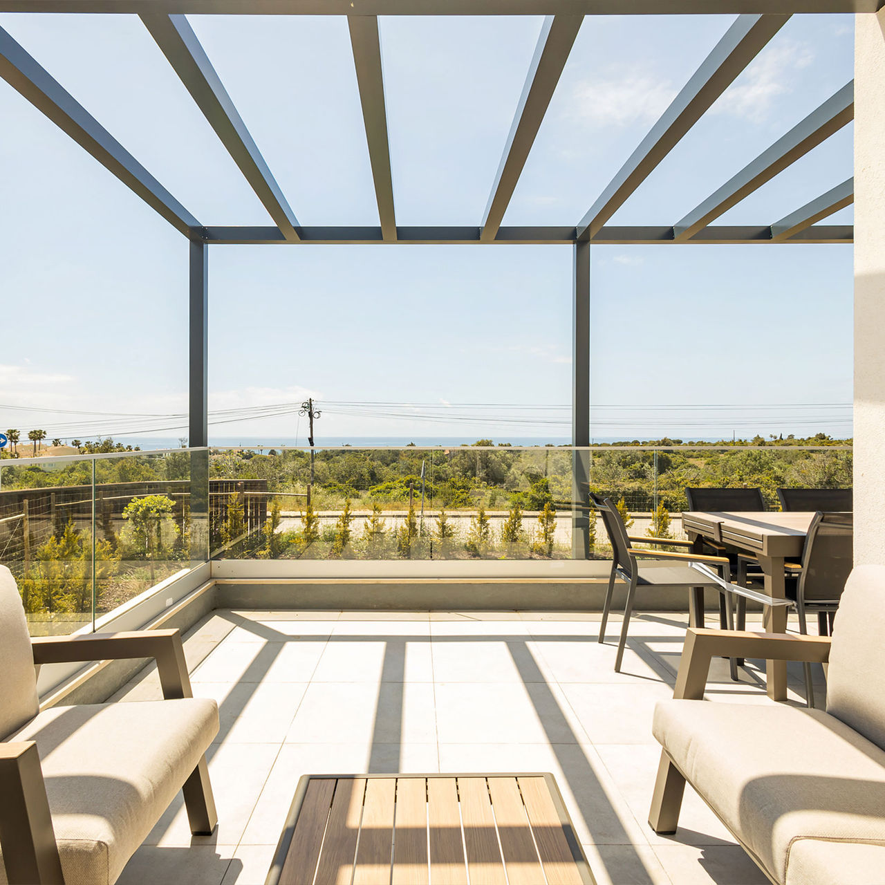 Zona exterior con sofás y mesa de comedor en Villas en el Algarve con piscina del Pestana Valley Nature Village