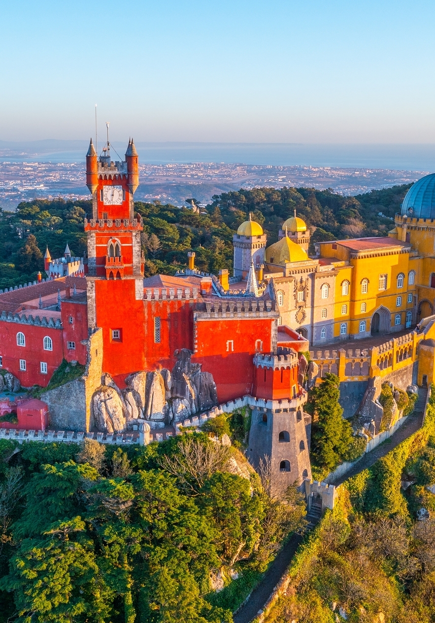 Vista panorámica del Palacio da Pena en Sintra, conocido por su arquitectura ecléctica y colores vibrantes