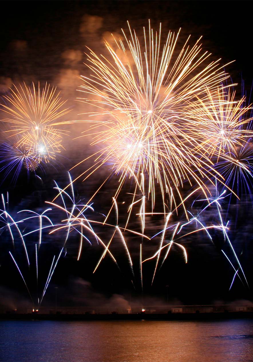 Fuegos artificiales en el Festival del Atlántico en junio, en Madeira, disparados desde barcos en el mar