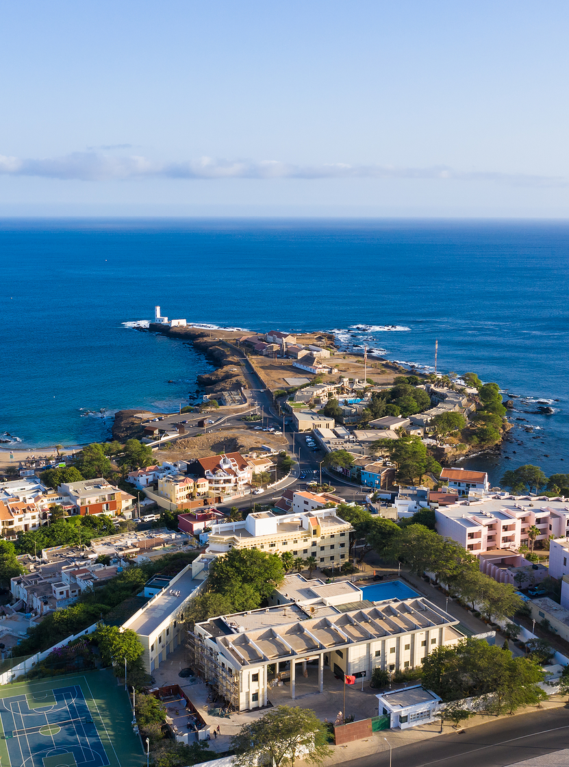 Vue aérienne sur la vibrante capitale du Cap-Vert, la ville de Praia, qui enchante avec ses plages éblouissantes