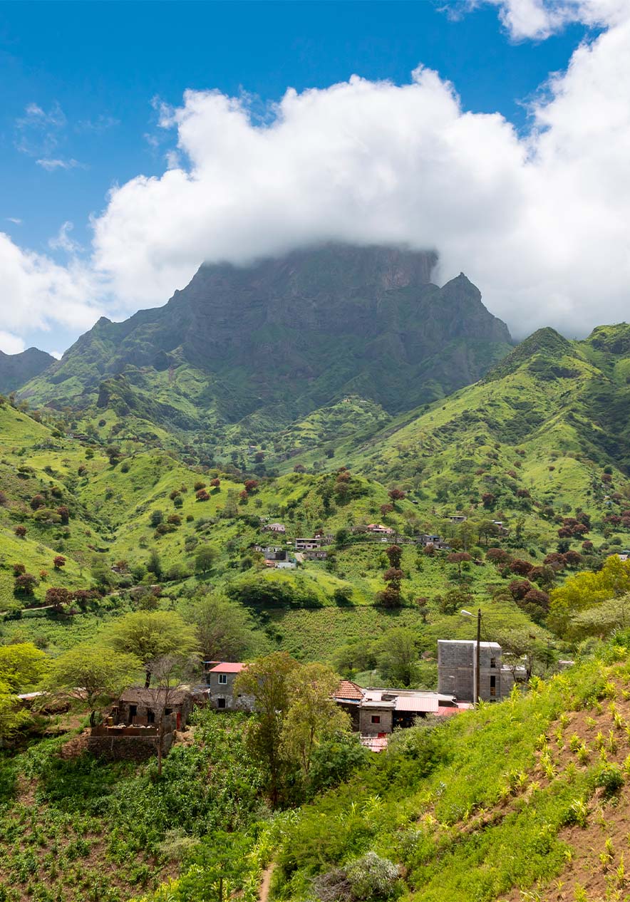 Serra da Malagueta à Cabo Verde, avec sa végétation intense et des maisons dispersées