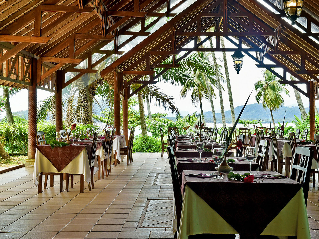 Le restaurant 7 Pedras, de l'hôtel à Ilhéu das Rolas, São Tomé, est extérieur avec toit en bois et vue mer