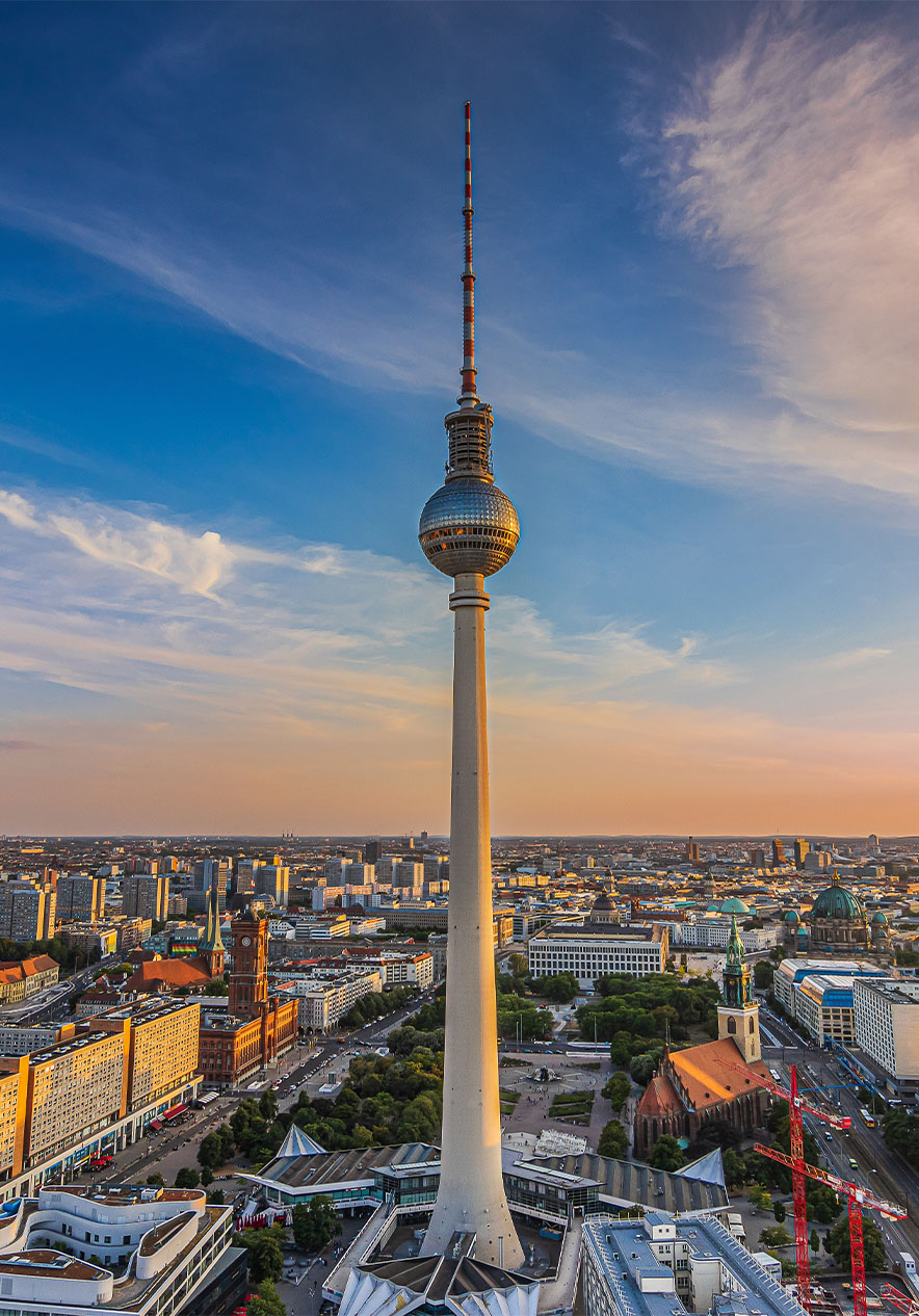 Tour de télévision de Berlin au coucher du soleil, avec vue panoramique de la ville autour