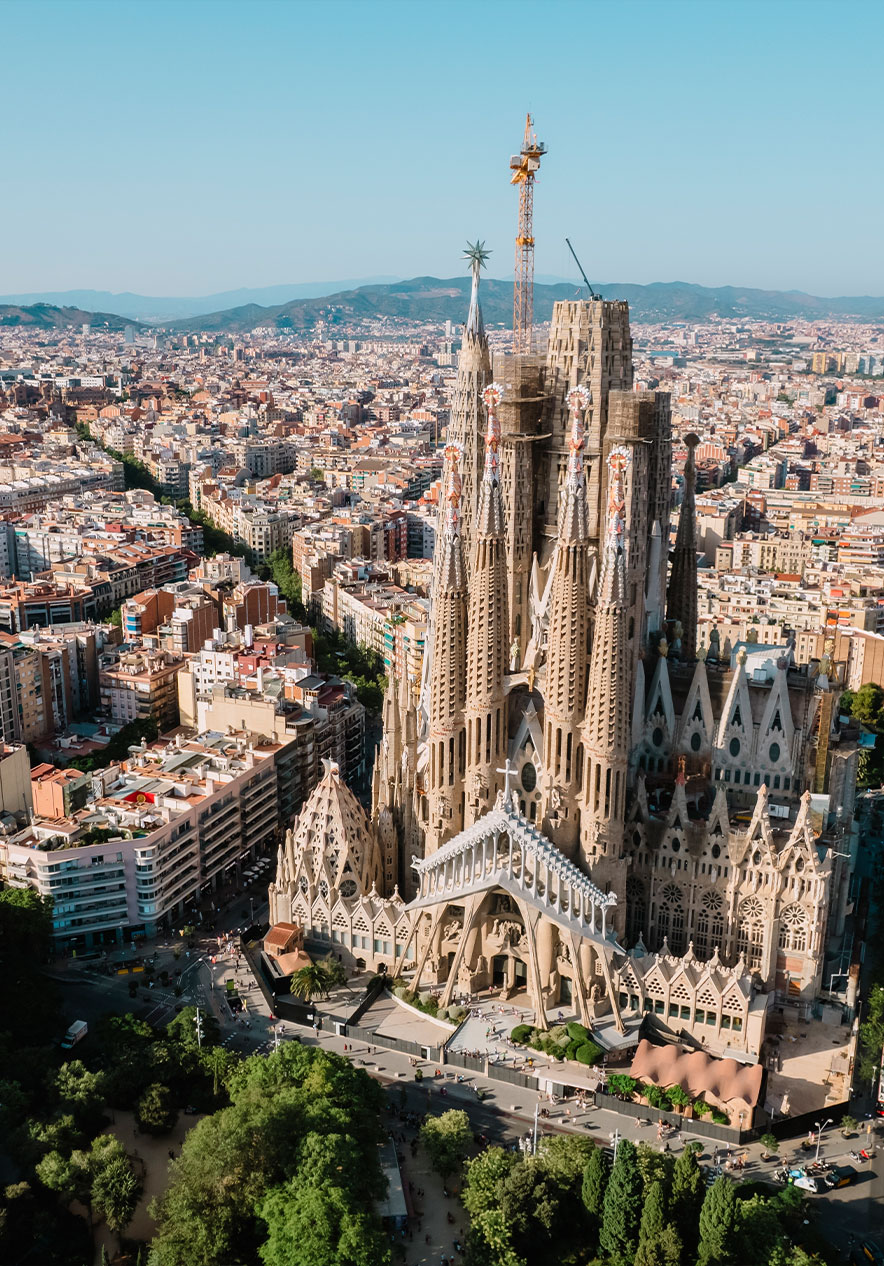La Sagrada Família à Barcelone est une basilique imposante avec de hautes tours et une architecture détaillée