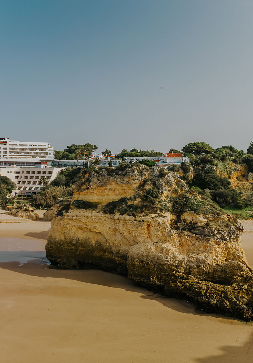 Visitez la plage d'Alvor, connue pour son sable et ses rochers dorés, l'endroit idéal pour se détendre au soleil