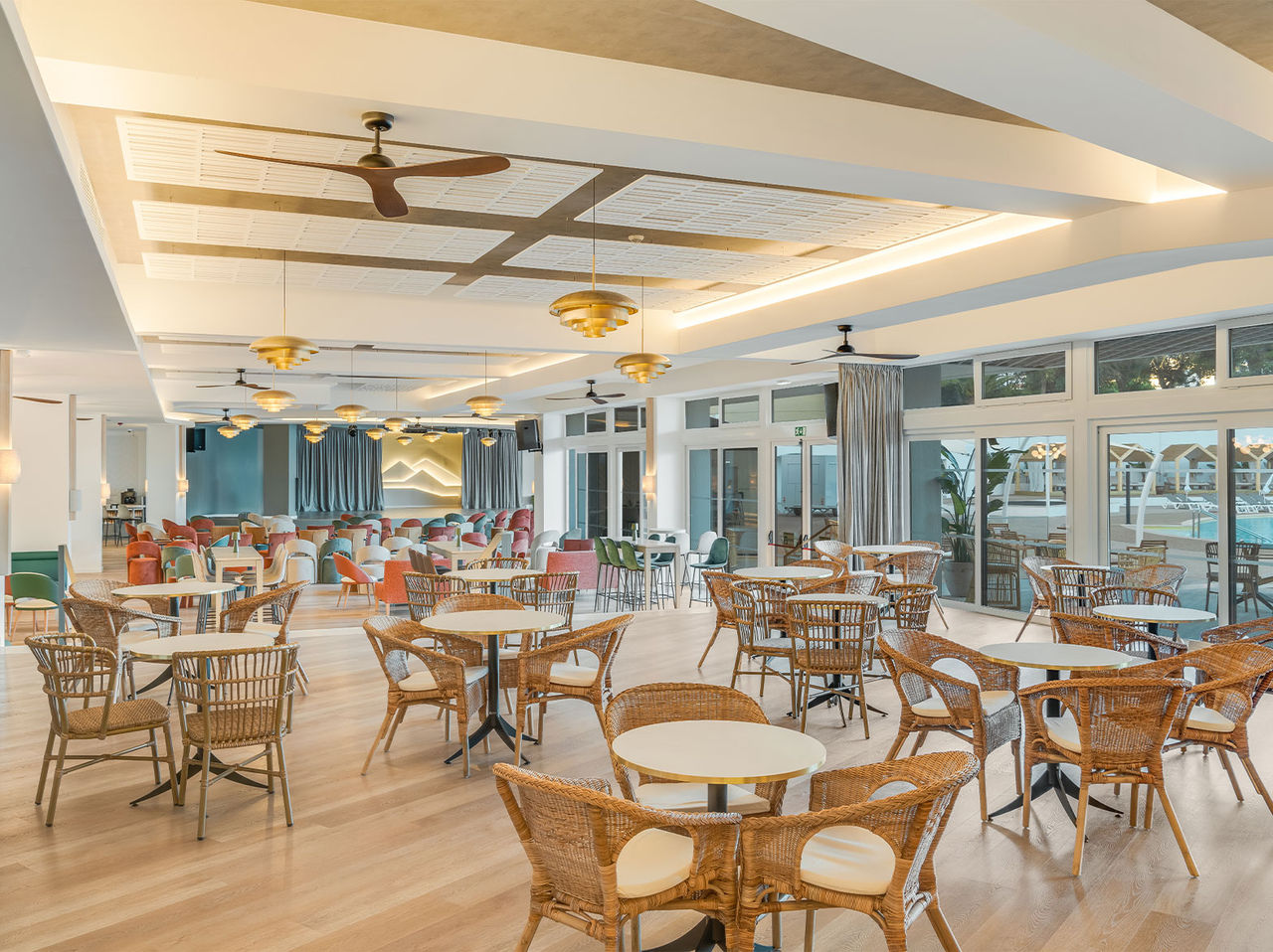 Le bar Coral de l’hôtel tout inclus en Algarve a beaucoup de lumière naturelle et plusieurs tables pour boire une boisson