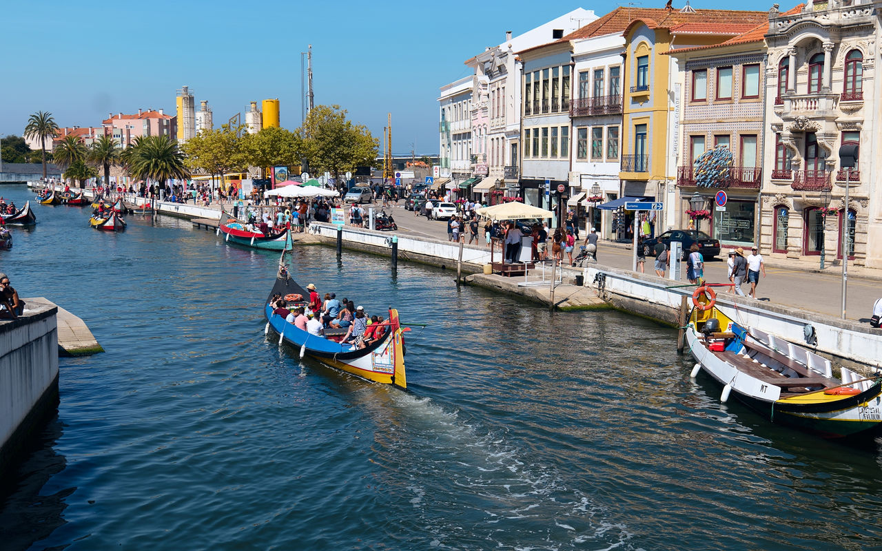 Balade en bateaux moliceiros historiques à travers les canaux d'Aveiro, au Portugal