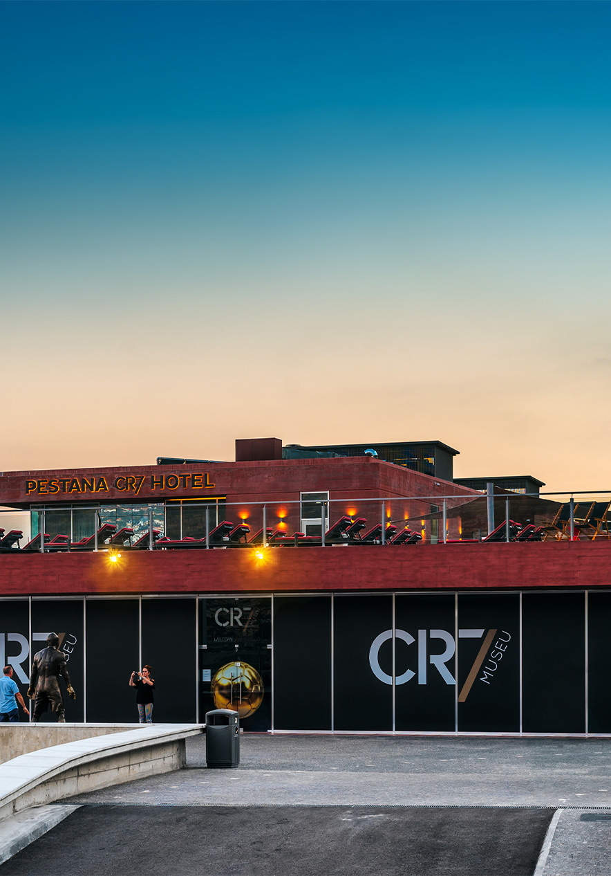 Musée Cristiano Ronaldo, près de l'hôtel Pestana CR7 Funchal, avec des gens prenant des photos avec la statue du joueur