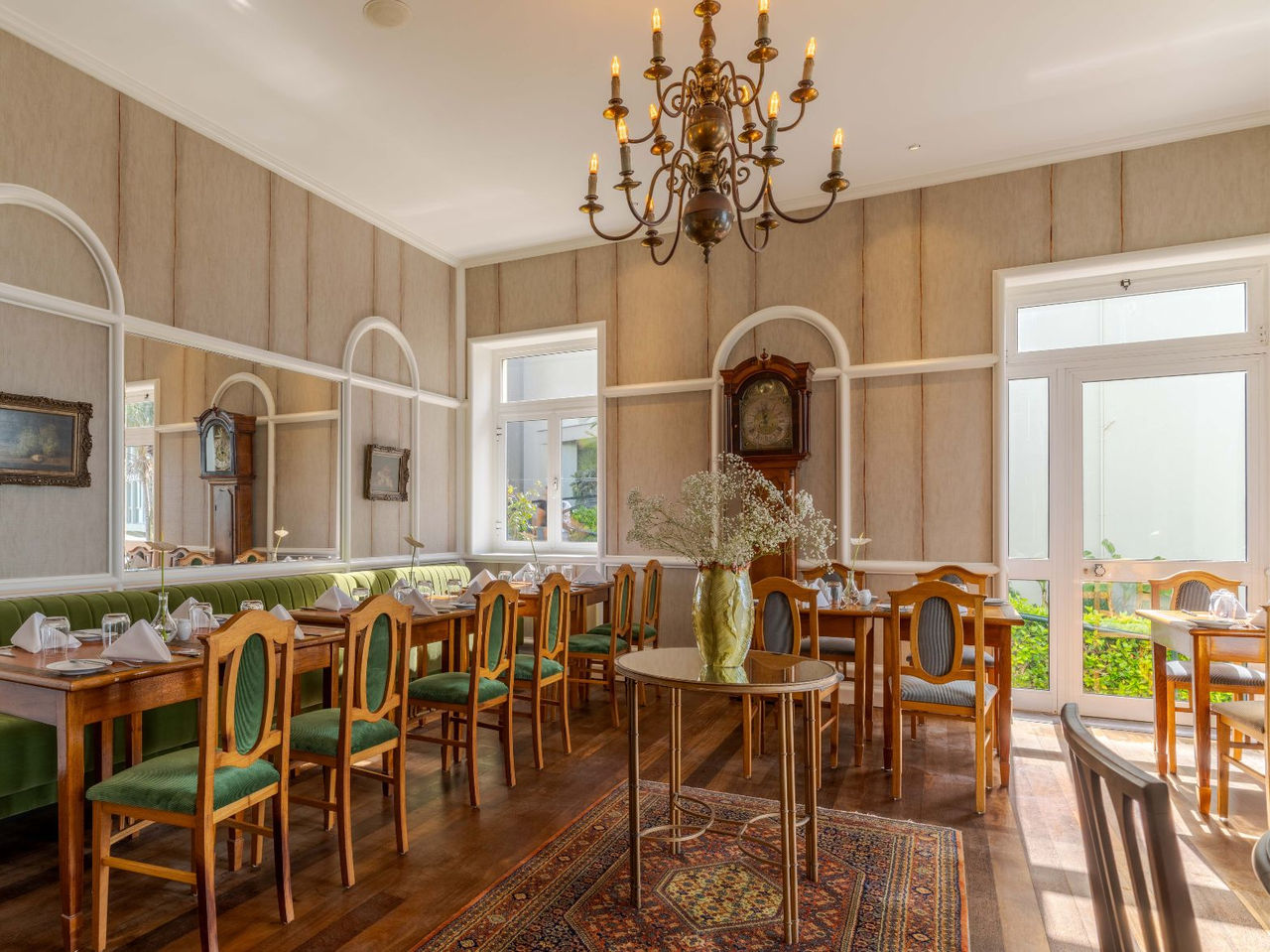 Le Restaurant Vila Lido, de l'Hôtel Accès Mer au Funchal, a papier peint rayé, fenêtres et vieilles chaises