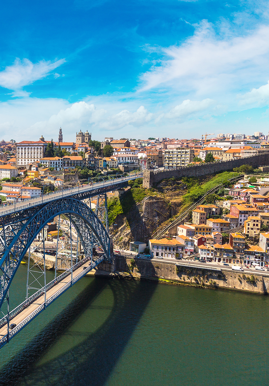 Le pont Dom Luís I, symbole de Porto, relie la ville à Vila Nova de Gaia au-dessus du fleuve Douro