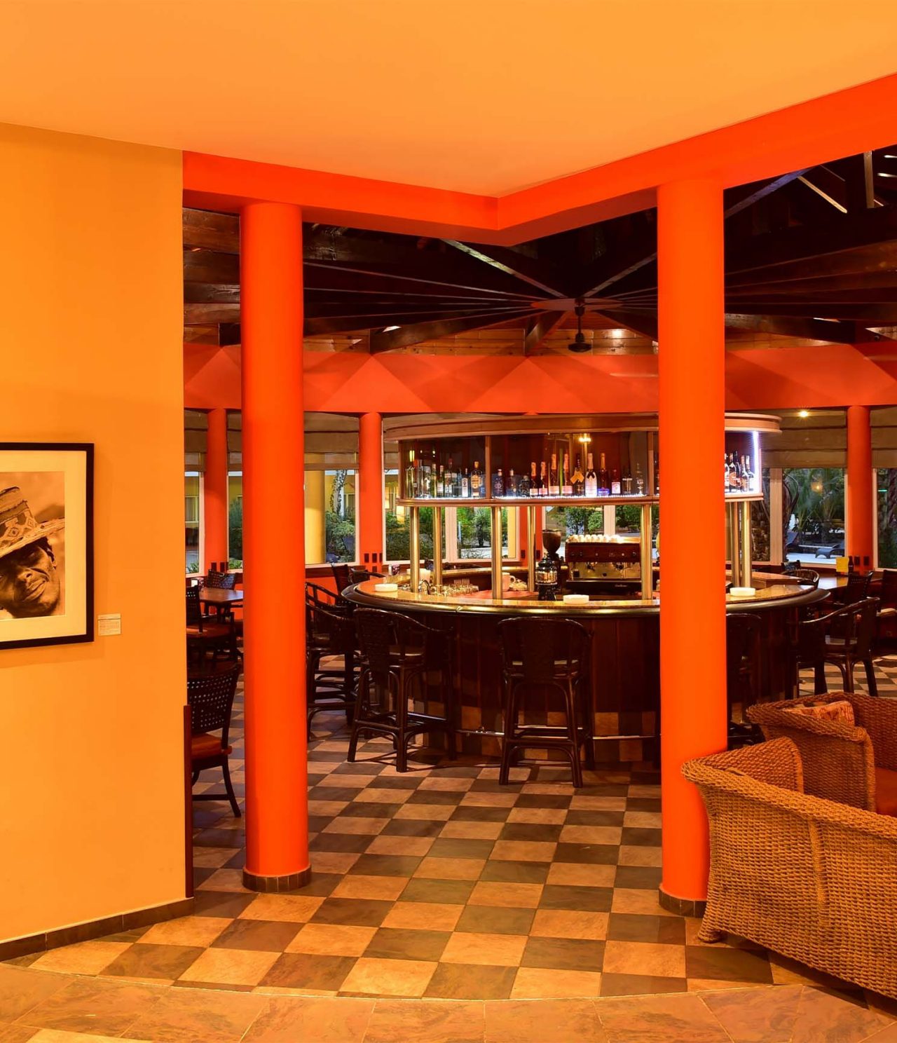 De bar Ilhéu, van het 4-sterrenhotel in Kaapverdië, heeft een ronde bar met een toonbank eromheen